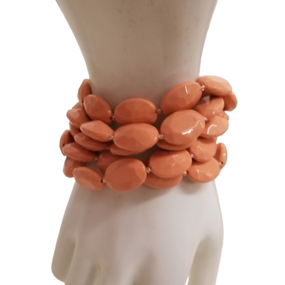 VINTAGE PEACHY PINK 1960s LAYERED ACRYLIC BEAD BRACELET WITH MAGNETIC CLASP